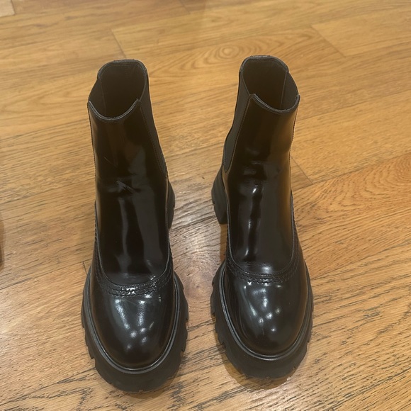 Alexander McQueen Women’s Wander Chelsea Boots - Picture 7 of 7